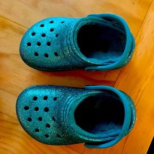 Toddler fleece lined crocs - size 6